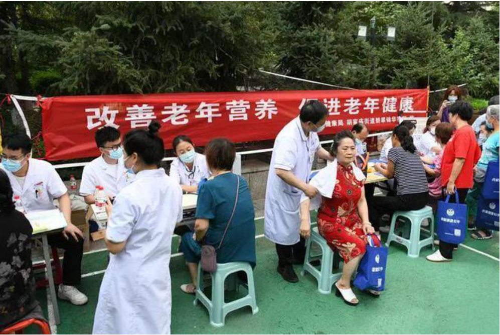 西安新城区开展老年健康教育巡回大讲堂活动(图2)
