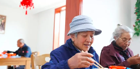 一起吃住合租旅居养老6年，3女2男老人抱团养老彼此照顾省心省钱