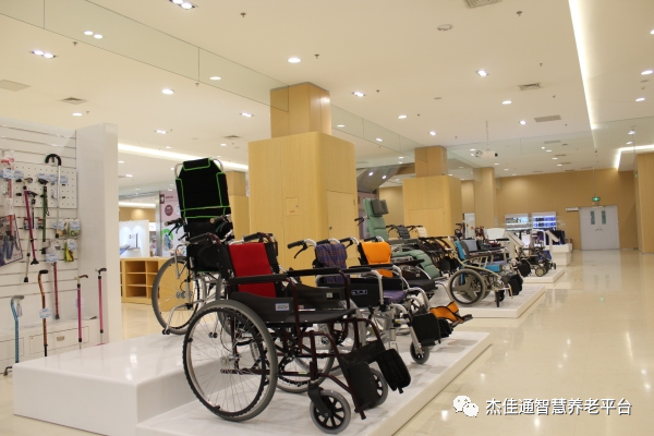 2021年,中国老年用品市场规模高达100万亿(图1)