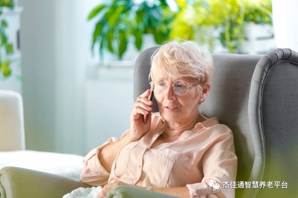 中老年人的网红梦：一手流量一手韭菜？(图1)